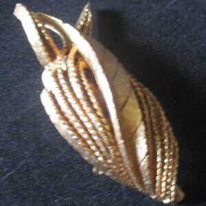 Vintage Roma Stamped Textured Gold Tone Leaf Brooch/Pin  1.75" x 1"